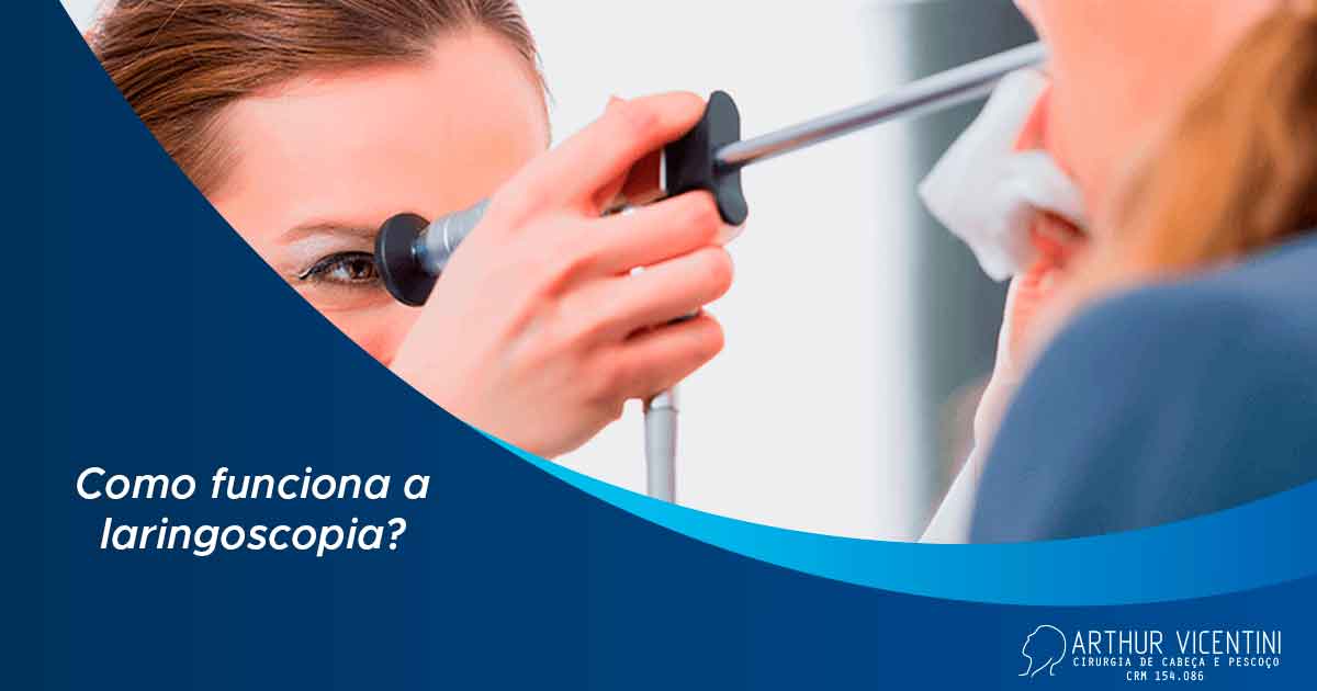 como-funciona-a-laringoscopia-dr-arthur-vicentini-fb Ao fundo da imagem há uma médica com um equipamento de laringoscopia para verificar o estado da paciente.