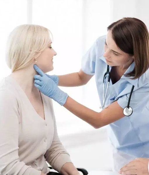 A Imagem Mostra Uma Médica Avaliando Uma Paciente.