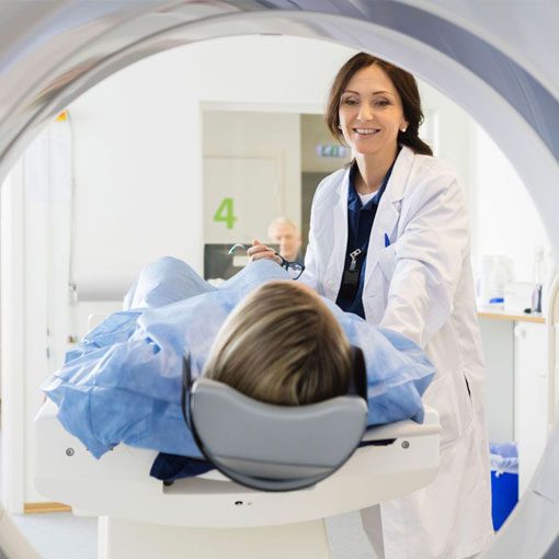A Imagem Mostra Um Paciente Durante O Procedimento De Ressonância Magnética.