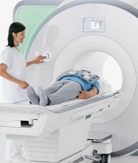 A Imagem Mostra Um Paciente No Procedimento De Tomografia Computadorizada.