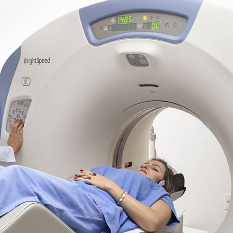A Imagem Mostra Um Paciente No Procedimento De Tomografia Computadorizada.