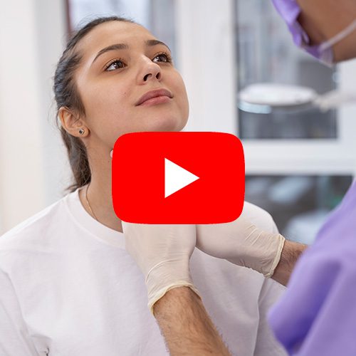 Médico examinando o pescoço de uma paciente em consultório, com ícone do YouTube sobreposto ao centro da imagem.