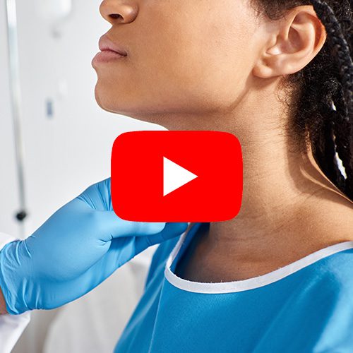 Médico examina o pescoço de paciente com luva azul, sugerindo avaliação de nódulos ou lesões na tireoide.